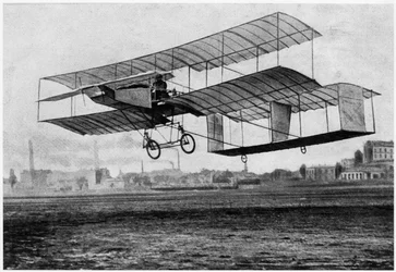 Henri Farman (1874-1958) en Issy-les-Moulineaux en su avión Voisin-Farman 1, 1907