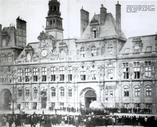 Inflando un globo con las declaraciones de la Comuna adjuntas fuera del Hotel de Ville, París, 3 de mayo de 1871