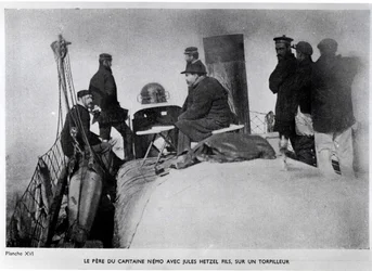 Jules Verne (1828-1905) y Jules Hetzel hijo en un torpedo.