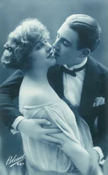 Pareja besándose