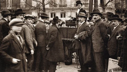 Les petits métiers de Paris: le camelot du boulevard.