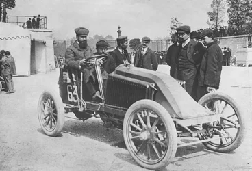 Marcel Renault al inicio de la carrera de París a Madrid, 1903