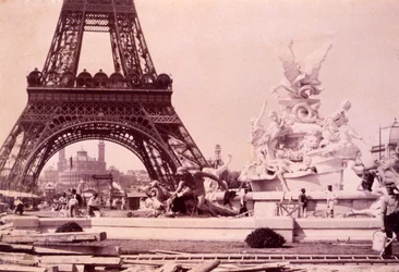 Hombres construyendo la Fuente St. Vidal cerca de la Torre Eiffel, c.1888