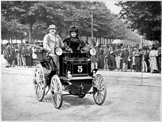 Sr. y Sra. Levassor al inicio de la carrera París - Burdeos - París.