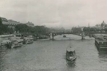 Perspective sur la Seine, le Pont des Saint-Peres