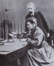 Pierre y Marie Curie, descubridores del Radio, en su laboratorio en la Universidad de París, 1898