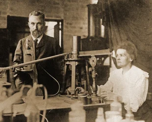 Pierre y Marie Curie en el laboratorio
