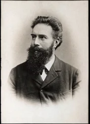 Retrato de Wilhelm Conrad Roentgen o Rontgen (1845-1923), físico alemán