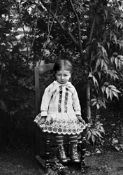 Retrato de una niña de Bourmont en Haute-Marne, sentada en el jardín de la Abadía de Septfontaines. Fotografía de finales del siglo XIX. Colección Ducos.