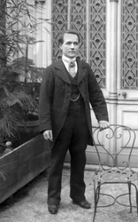 Retrato de un hombre, posando en la Abadía de Septfontaines, cerca de Bourmont en Haute Marne. Fotografía finales del siglo XIX. Colección Ducos
