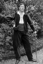 Retrato de un joven con disfraz, región de Bourmont en Haute-Marne, circa 1880. Fotografía. Colección Ducos.