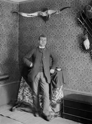 Retrato de un joven, posando en la Abadía de Septfontaines, cerca de Bourmont en Haute Marne. Fotografía finales del siglo XIX. Colección Ducos