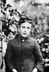 Retrato de una joven de Bourmont en Haute Marne. Fotografía finales del siglo XIX. Colección Ducos