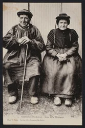 Postal que representa gente de montaña en Saugues, Haute-Loire, c.1900