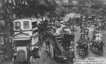 Postal mostrando una estación de ómnibus en el cruce del Boulevard Montmartre y el Boulevard des Italiens, París, 1905-10