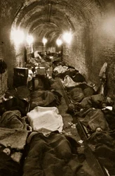 Residentes de Le Havre buscan refugio en los túneles del tren, septiembre de 1940