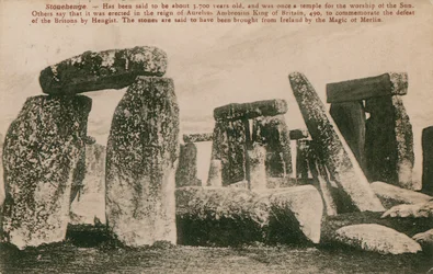 Stonehenge - círculo de piedras de la Edad de Bronce, según el folclore, erigido en el reinado de Aurelio Ambrosio, 490, para conmemorar la derrota de los britanos por Hengist