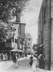 La Rue des Vieilles Ecoles y la Iglesia de Saint Julien, en el Viejo París, en la Exposición Universal de 1900