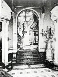 El vestíbulo y la escalera de ónix en el Hotel de Paiva