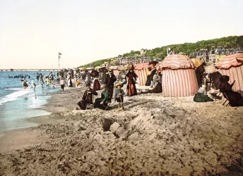 La playa en Trouville, Francia, 1890-1900
