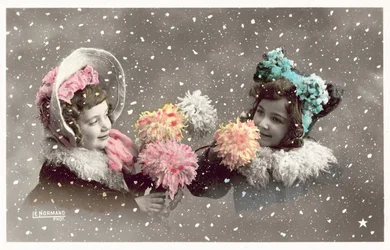 Dos niñas sosteniendo flores, en la nieve
