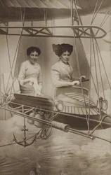 Dos mujeres volando un avión
