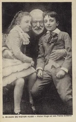 Victor Hugo (1802-1885), poeta, novelista y dramaturgo francés, con sus nietos