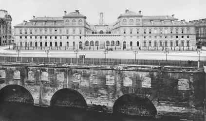 Vista del Hôtel-Dieu en el momento de su construcción, París, después de 1867