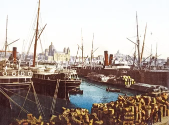 Barriles de vino y barcos en el muelle en Marsella con la Catedral de Marsella al fondo, pub. 1890-1900