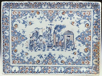 Una bandeja rectangular de Rouen, pintada en azul y rojo hierro