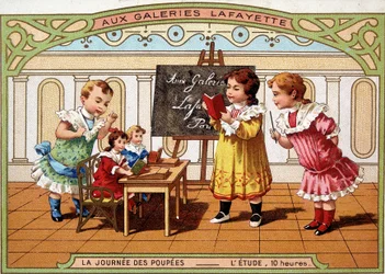 Tarjeta publicitaria de Galeries Lafayette: niñas jugando a ser maestras, con sus muñecas
