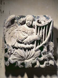 Ángel músico tocando el arpa (bajorrelieve)
