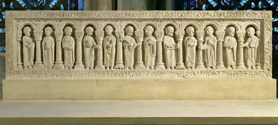 Apóstoles bajo arcadas, relieve tallado, c.1150