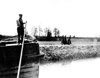 Barcaza remolcada en un canal por tres mujeres, c.1900