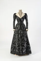 Vestido de seda negra con cuello alto de encaje crema, principios de la década de 1890
