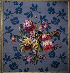 Ramo de flores sobre fondo azul. Tapiz de las manufacturas de Aubusson. Siglo XVIII. Aubusson, Museo del Tapiz
