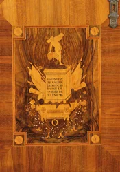Aparador con diseño revolucionario, detalle incrustado de emblema y lema (marquetería)