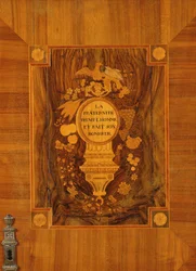 Aparador con diseño revolucionario, detalle de incrustación del emblema y lema de Fraternidad (marquetería)