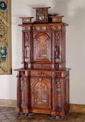 Gabinete con dos secciones y una puerta doble que representa a Acteón transformándose en ciervo y la figura de la Victoria