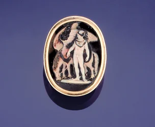 Anillo camafeo con Belerofonte llevando a Pegaso al agua