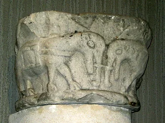 Capitel con elefantes