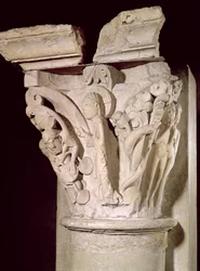 Capitel con un relieve que representa a Adán y Eva