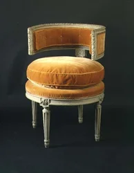 Silla circular tallada y pintada, francesa (siglo XVIII)