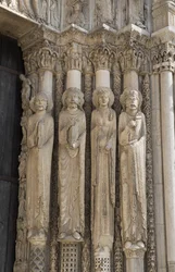 Catedral de Chartres, detalle del fuego a la derecha de la bahía central de la puerta real