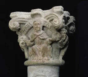 Caridad, una monja distribuyendo pan y ropa, relieve de un capitel