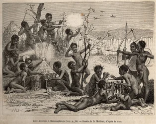 Juegos infantiles en Kasanngannga, imitación lúdica de actividades adultas, los niños disparan a langostas con pequeñas flechas, construyen casas, atrapan linotes que mantienen en jaulas para enseñarles a cantar y hacen arcos, flechas, lanzas y soplan ceni