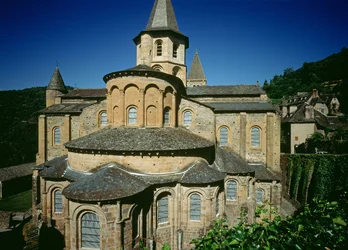 Iglesia de St. Foy desde el este, comenzada c.1050 por el Abad Odolric