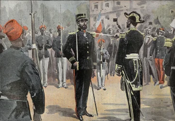 El comandante Jean-Baptiste Marchand (1863-1934) recibió la corbata de comandante de la Legión de Honor, el 30 de mayo de 1899 en Toulon, de manos del almirante de La Jaille (1836-1925), rodeado de jinetes senegaleses de la misión de exploración africana (