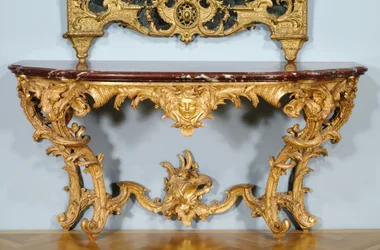 Mesa consola, diseñada por Jules-Michel Hardouin (1635-1737), hecha por Pierre Turpin y Michel II Lange, c.1725 (madera dorada tallada, tapa de mármol (griotte de campan))