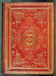 Cubierta de un libro propiedad del Cardenal Mazarino, con los emblemas del cardenal de estrellas y fasces, coronado por el galero y borlas de un cardenal